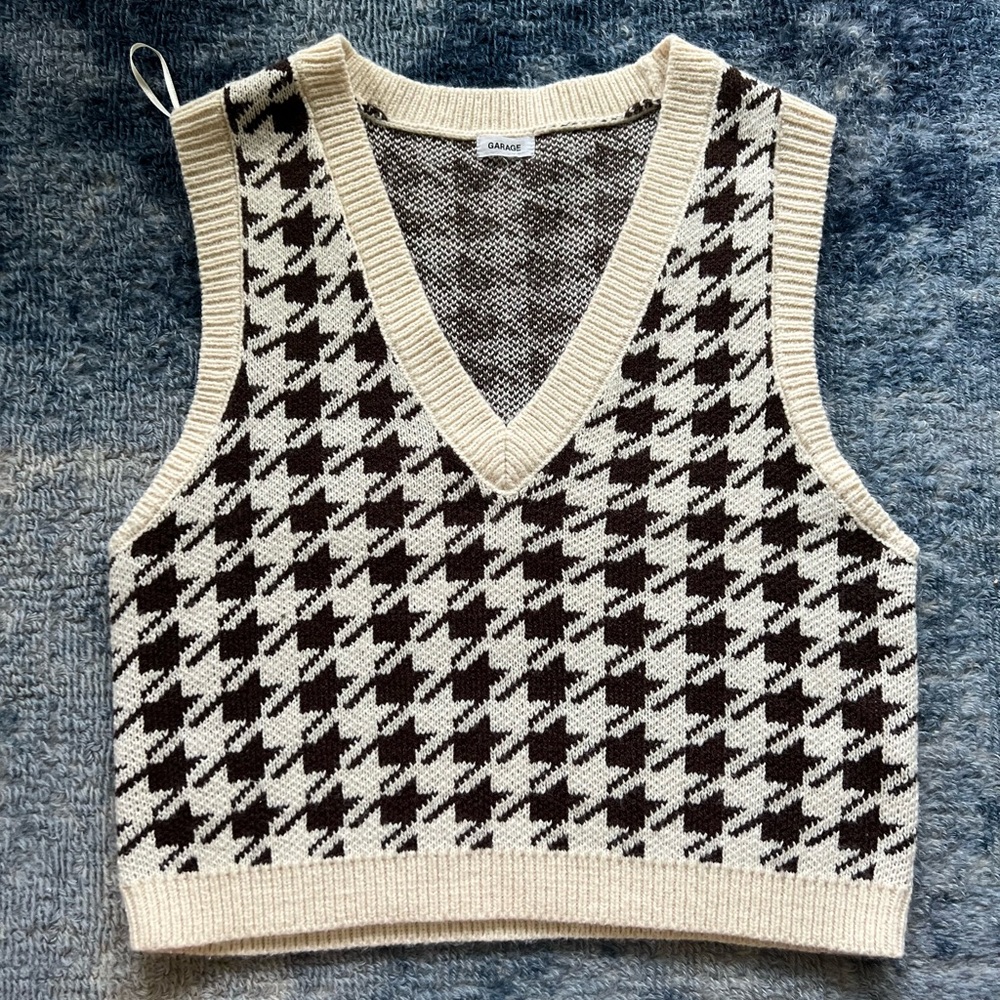 NWOT GARAGE SWEATER VEST! SIZE SMALL